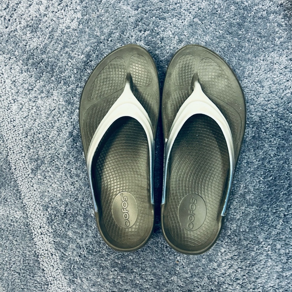 OOFOS Women's Sandals in Olive and Gray